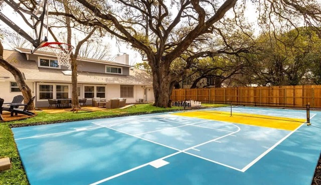 8 BR Sleeps 22 Pickleball Heated Pool .5 Acre Golf