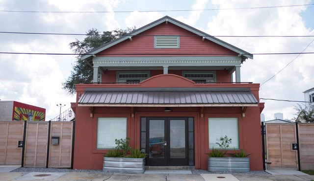 8-Suite Guesthouse Sleep 32! - Huge yard in New Orleans