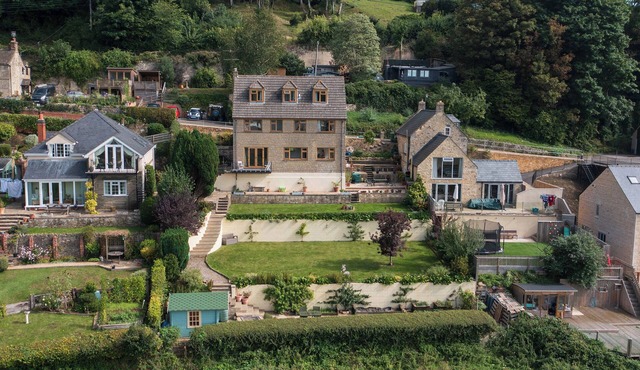 A spacious 5-bedroom countryside retreat with sweeping views across the valleys. in Ruscombe
