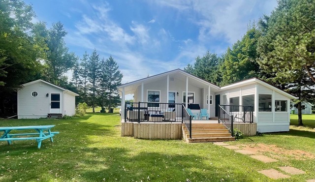 Adorable oceanfront 2 bedroom cottage plus bunkhouse - 15 min to Charlottetown in York