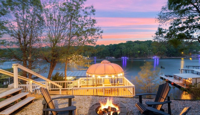 AMAZING COVE! 3 Bed/2Ba Lakefront Home - Hot Tub, Smart TVs, EV Charger, Firepit in Eldon