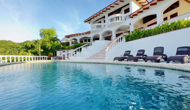 Amazing Ocean-View 4-BR Villa/Casa Linda/5 minutes walk to the beach! in Guanacaste Province