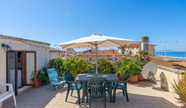 Apartment 'Appartamento Vista Mare' with Sea View, Wi-Fi and Air Conditioning in San Vincenzo