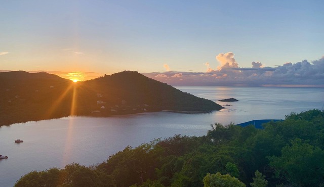 Arco Iris~3 Private King Suites, AC, Private Pool, Ocean Views, generator! in St. John