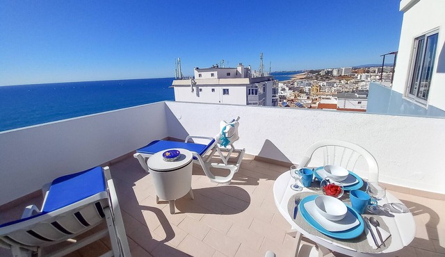 Atlantico 13- Terrace With Sunbeds, Wifi, Magnificent View to City and Sea in Quarteira