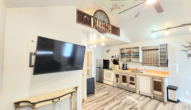 B Cozy Private One Bedroom home with great space for solo or couples!