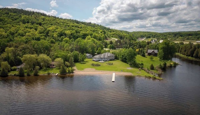 Barrett Chute Lakehouse in Calabogie