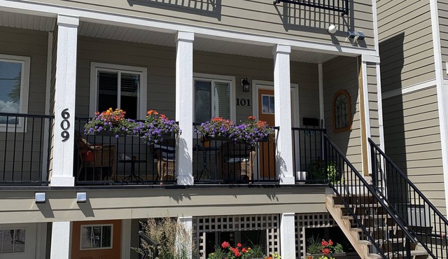 *BC Short Term Registry #H687636831* Downtown Penticton 12 Min walk to beach in Penticton