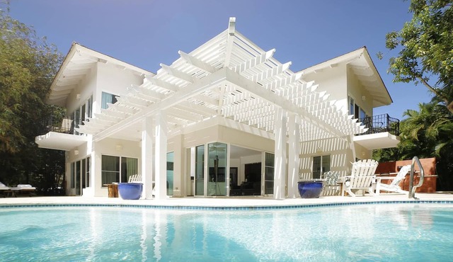 BEACH & GOLF VILLA - PRIVATE POOL-STEPS TO BEACH-CHEF & GOLF CART AVAILABLE! in Punta Cana