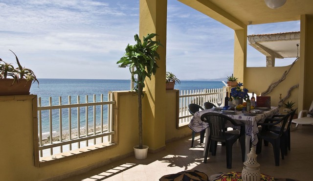 Beachfront apartment 6- 9 places. Amenities: free wi-fi, barbecue. in Seccagrande