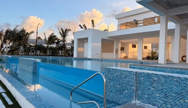 Beachside Penthouse 2 bedroom with AC in lovely Ocho Rios in Ocho Rios