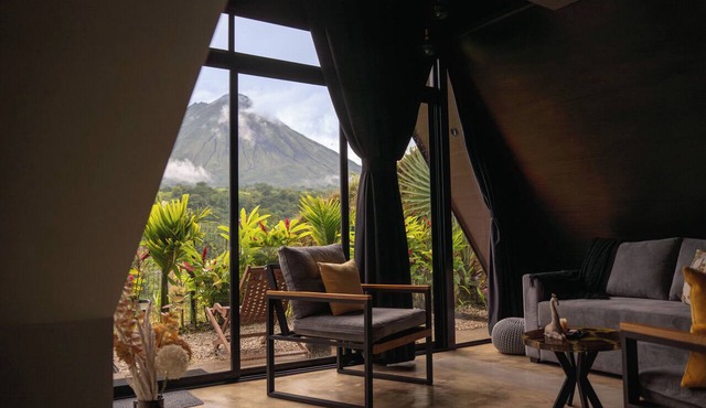 Beautiful A-Frame Cabin w/hot tub Volcano view in La Fortuna