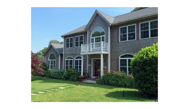 Beautiful Estate with salt water pool & pond with kayaks in Oak Bluffs
