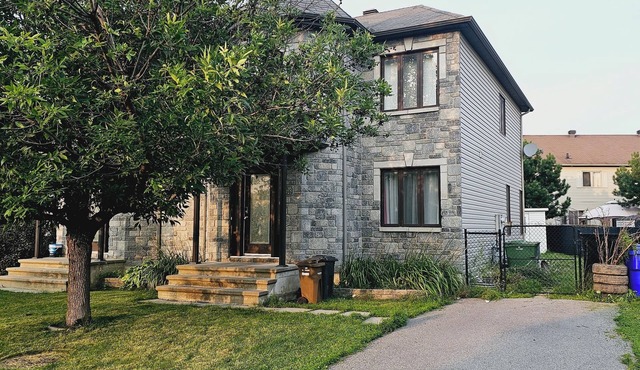 Beautiful house 🏠 of 5 bedroom + sofa bed, quiet and family neighborhood. in Gatineau