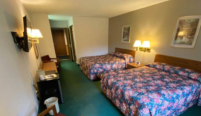 Boulder Bear Motor Lodge - Two Queen Beds 103 Front in Boulder Junction