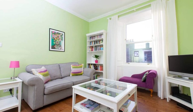 Bright and Modern Causewayside Apartment in Edinburgh