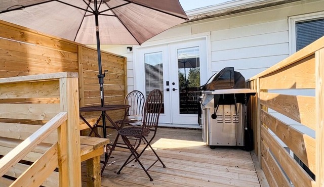 Bright Designer 2BR Bungalow - Private Deck & Yard in St. Catharines