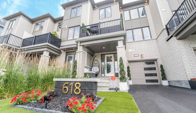 Bright modern Ottawa home facing park, sleeps 8, 25min to downtown.Pet Friendly.