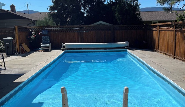 Bright poolside 2 bed, 2 bath Walkout Basement Suite in Penticton