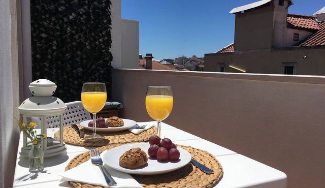 Bright Terrace Apartment in Sunny Lisbon Center, Principe Real in Lisboa