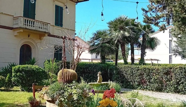 Butterfly house. Apartment in Villa. Shared swimming pool and large park in Torre del Lago Puccini