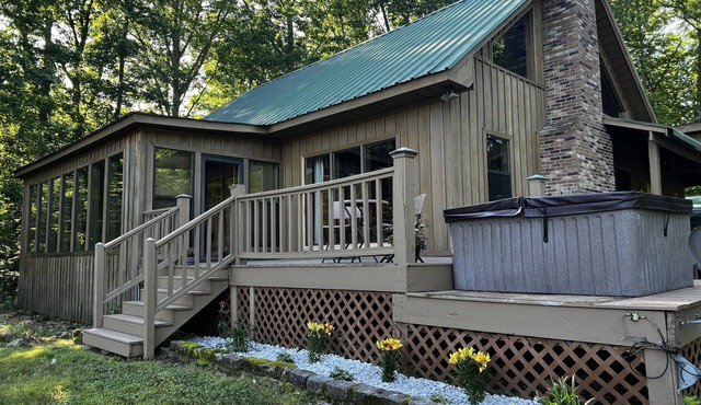 Cabin with hot tub, fire pit, and fishing pond. in Lawrenceburg