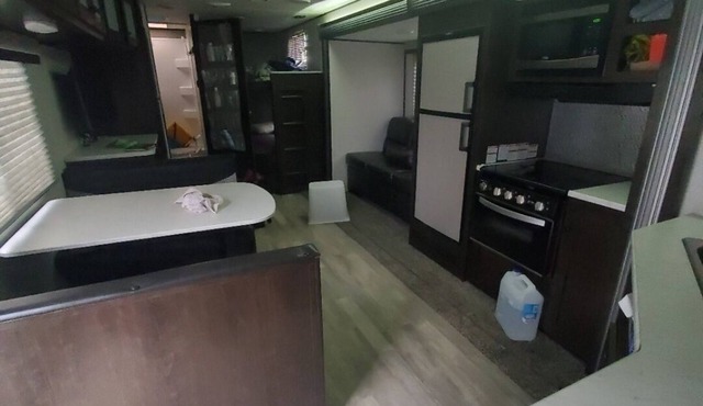 Camper sleeps up to 10, pets and atv friendly, backyard pool, local attractions in Norwood