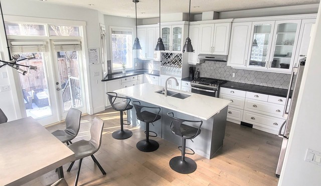 Central Upscale 4 Storey House in Calgary