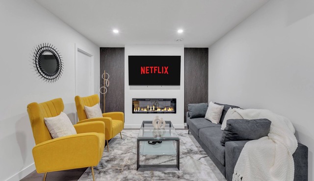Charming 2BR Escape W/Fireplace in Calgary