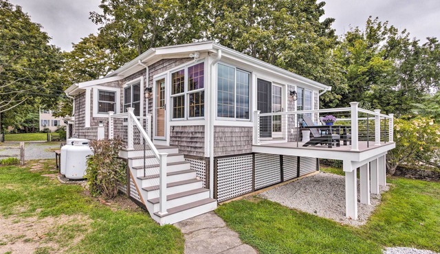 Charming Bristol Cottage w/Private Beach! in Bristol