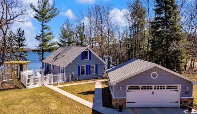 Charming Cottage on Pine Lake w/Incredible Views!