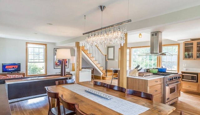 Charming guest house set on horse farm, walk to downtown Edgartown in Edgartown