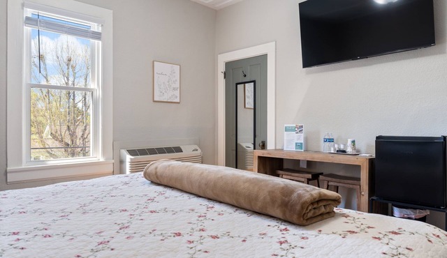 Charming Inn as you Enter Cherokee National Forest, The Munz Room 6C in Tellico Plains