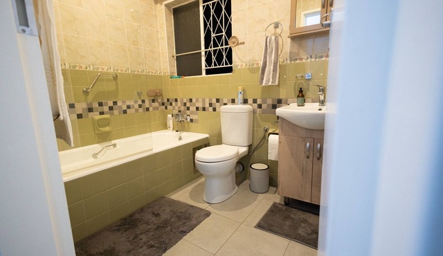 Charming Spacious 3-bedroom house in Centurion with WiFi and Big Pool in Centurion