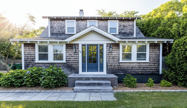 Charming Vineyard Classic Home, Walk to Town & Boat in Vineyard Haven