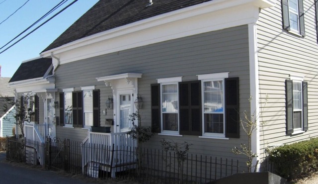 Charming West End 1 Bd 1st Fl - Steps to Beach - With Private Parking