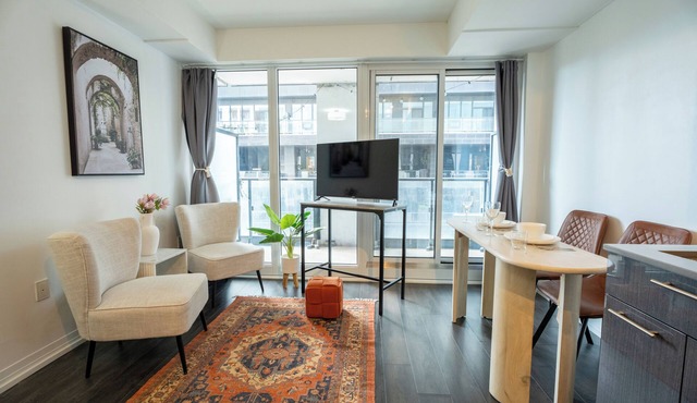 Chic Studio APT w/private balcony & fast Internet in Toronto