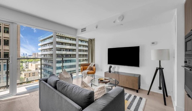 Chic & Stylish Condo in the Heart of Toronto