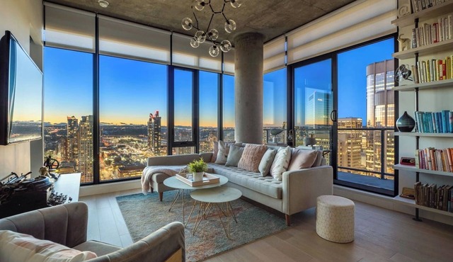 Classy & Comfortable Sub-Penthouse w Pool, AC in Calgary