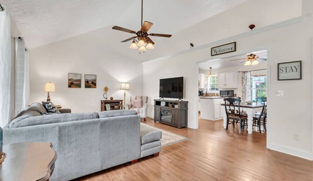 Clean 3BR · Quiet Block · Backyard with Hoop in Spring Hill