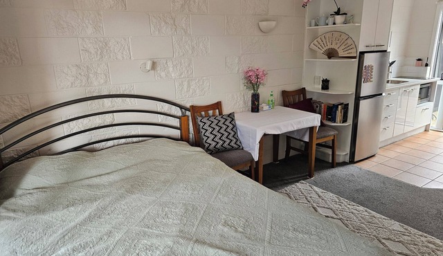 Comfortable, Centrally located Studio with Parking, Kitchenette & Coffee Machine in Auckland