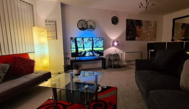Comfy 2BD/1BA | City Centre Luxury w/Free Parking.