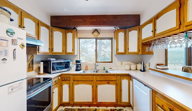 Conveniently located home with hot tub and amazing views in Tabernash