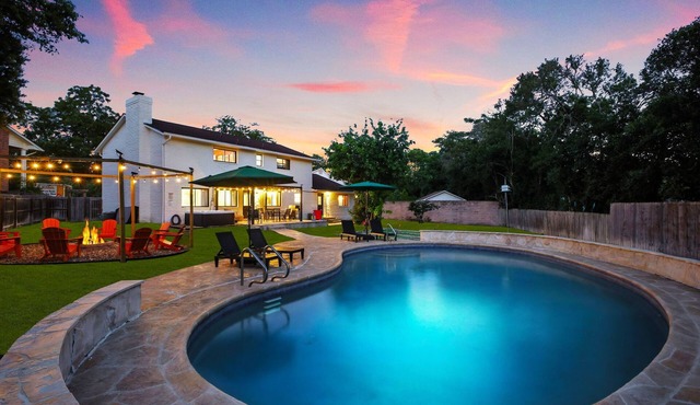 Cozy 6-bedroom house with Heated Pool, Game Room, Fire Pit ,Hot Tub, Mini Golf