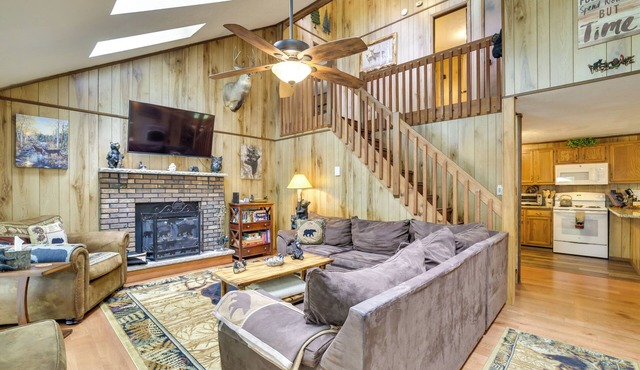 Cozy Bear Den Cabin | Game Room & Golf Cart in Pocono Lake