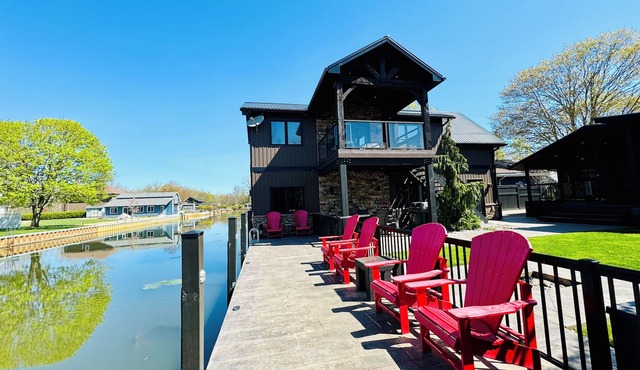 Cozy Canal Retreat. Sleeps 12! in Norfolk County