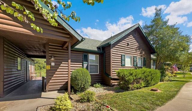 Cozy Cottage Inside the Premier Old Kinderhook Golf Resort in Camdenton