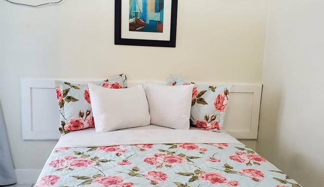 Cozy Queen Hideaway in Nassau