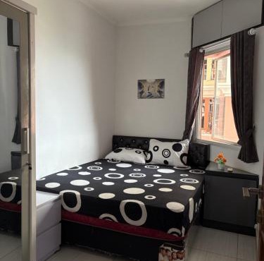 Cozy Room StayIn Central Jakarta Pool Fast WiFi Mall Nearby