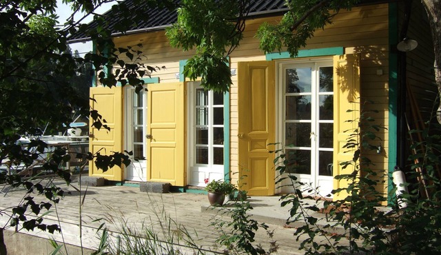 Cozy seaside cottage on its own jetty w rowing boat. 25 minutes to Stockholm! in Saltsjö-Boo